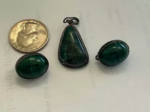 GREEN VINTAGE STERLING PENDANT AND CLIP EARRINGS - Picture 1 of 2