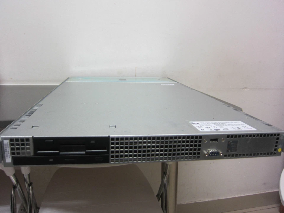 EMC Whalley Perfectia DGS 2004 Server 100-520-503 Celeron 2,0Ghz 512MB 160GB - Bild 1 von 1