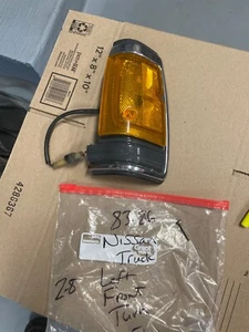 🔥 1983 - 86 NISSAN Datsun Truck LEFT Front Turn Signal Housing - OEM - Foto 1 di 6