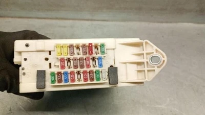 8273353040 caja de relés fusibles para LEXUS IS II ( E2 ) 220D (ALE20) 5494589 - Immagine 1 di 4