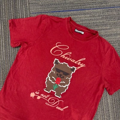 Camiseta gráfica Rebel Minds Chivalry is Not Dead para hombre 2XL roja Foto 1 de 4