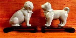 Par de perros Shar-Pei chinos de porcelana esmaltada craquelada de colección con soportes de palo de rosa - Imagen 1 de 18