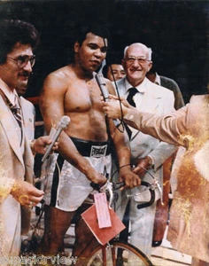 Muhammad Ali Gets A 10 Speed Bike From Northern Michigan University 1977 GREAT - Picture 1 of 1