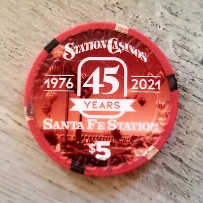 $5 Santa Fe Station 1976-2021 45 aniversario chip de casino - Las Vegas, Nevada  Foto 1 de 3