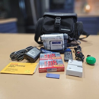 Sony Digital8 Handycam DCR-TRV460 Camcorder Silver 2.5" LCD 990x Digital Zoom - Image 1 of 4