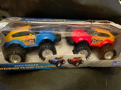 Mitsubishi Pajero Evolution SUV набор из 2 трения приведенный в действие спортивные грузовики новый - Изображение 1 из 4