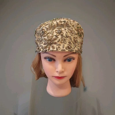 Sombrero de Noche Años 50 Metálico Dorado, Plata y Gema Bordado Seda Flapper Cloche Foto 1 de 4