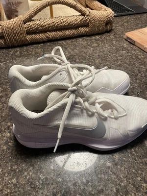 NikeCourt Air Zoom Vapor Pro Blanco Metálico Plateado - Talla 7.5 Mujer’s. Usado en excelente estado Foto 1 de 4