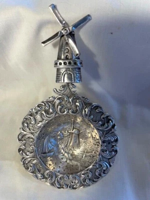 COLADOR DE TÉ HOLANDÉS 833 ESTÁNDAR PLATA SOBRE TAZA, MOLINO DE VIENTO VELERO JUNTO AL MAR 1915 Foto 1 de 4