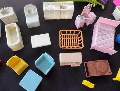 Lote grande de miniaturas de muebles para casa de muñecas algunos años 50 algunos son Hasbro y Disney Foto 1 de 4