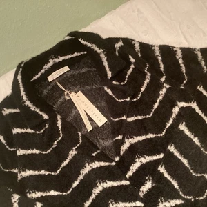 Lovestitch schwarz & weiß flauschig Chevron Jacquard Knopfleiste Coatigan Neu S - Bild 1 von 8