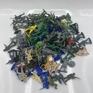 Menge 100+ Vintage Plastik Armee Männer gemischt Jahr Marke & Farbe Soldaten Indianer - Bild 1 von 13