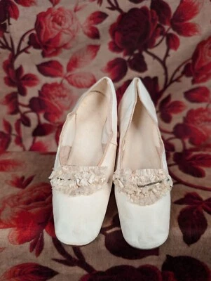 C 1820’S WHITE KID LEATHER SHOES W RUFFLE TRIMMED VAMP + GOLD DETAIL - Image 1 of 4