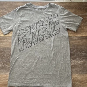 NIKE Graphic Print Unisex YOUTH T-Shirt Tee Shirt M MD Medium Gray - Picture 1 of 4