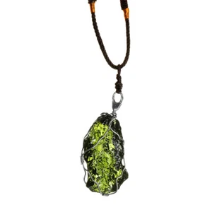 Collar colgante de gota de agua de piedra de cristal de moldavita verde hecho por el hombre regalo - Imagen 1 de 7