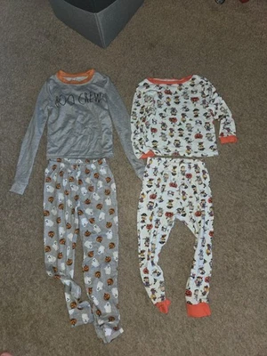 LOTE DE PIJAMA PEANUTS CHARLIE BROWN SNOOPY & RAE DUNN HALLOWEEN BOYS - TAMANHO 6 - Imagem 1 de 3