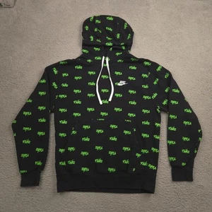 Sudadera con capucha Nike Club Script para hombre pequeña negra verde con logotipo - Imagen 1 de 8