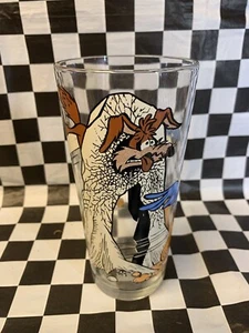 Vintage 1976 LOONEY TUNES PEPSI Collectors Glass WILE E COYOTE & ROAD RUNNER - Picture 1 of 9