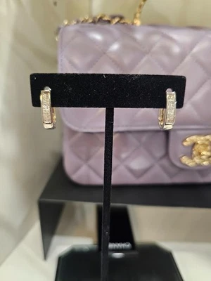 Aretes tipo argolla de oro blanco de 14 k con diamante de corte princesa natural invisible Foto 1 de 4