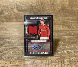 2023-24 Panini Obsidian Soccer Matrix Material Rasmus Hojlund Patch Auto /25 UTD - Bild 1 von 3