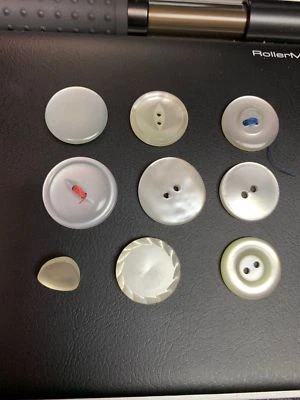 9 botones de plástico blanco iridiscente vintage 3/8 - 7/8" diferentes tipos/formas Foto 1 de 4