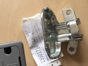 GEUNINE VAUXHALL AMPERA ASTRA J ZAFIRA C MOKKA REAR DOOR UPPER HINGE RH - Picture 1 of 4