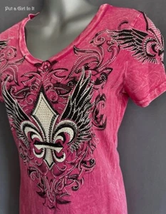 USA New VOCAL CRYSTAL Womens PINK FLEUR DE LIS ANGEL WINGS SHIRT S M L XL - Picture 1 of 3