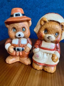 Juego de Acción de Gracias Peregrino Oso de Peluche de Porcelana Hallmark Vintage Años 60 - Imagen 1 de 6