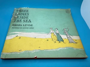 TRES DAMAS AL LADO DEL MAR por Rhoda Levine Edward Gorey DJ Primera Edición 1963 - Imagen 1 de 15