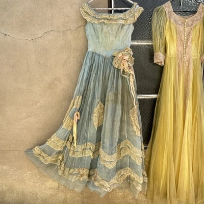 Vestido estilo antiguo eduardiano vintage años 30 azul organza, encaje y cinta Foto 1 de 4