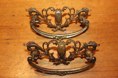 Par de tiradores antiguos de cajón de fianza de bronce fundido pátina envejecida naturalmente G-6 Foto 1 de 4