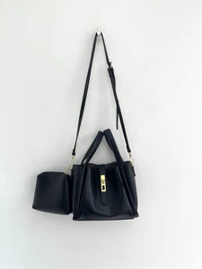 Schwarze Tasche Umhängetasche Handtasche + Geldbeutel Kunstleder goldener Verschluss - NEU - Bild 1 von 7