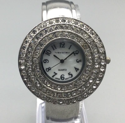 Reloj Vernier Bling para mujer 43 mm esfera mop tono plateado puño abierto batería nueva Foto 1 de 4