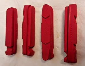 4 Pastiglie Inserto Freno Rosso Fibrax Bici da Strada Lunghe 52mm per Condizioni di Bagnato e Asciutto - Foto 1 di 3