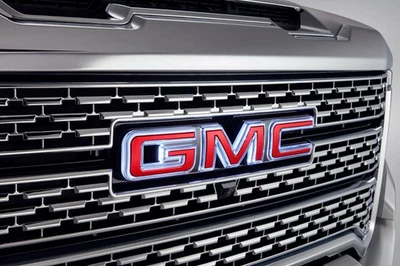 GMC Sierra 2020-2021 parrilla delantera emblema iluminado 86537574 rojo OEM GM Foto 1 de 4