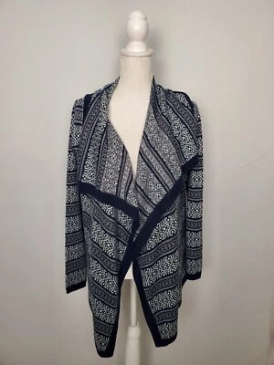Suéter Cárdigan Skies Are Azul Blanco y Negro Estampado de Pergamino Drapeado Frontal Talla S. Foto 1 de 4