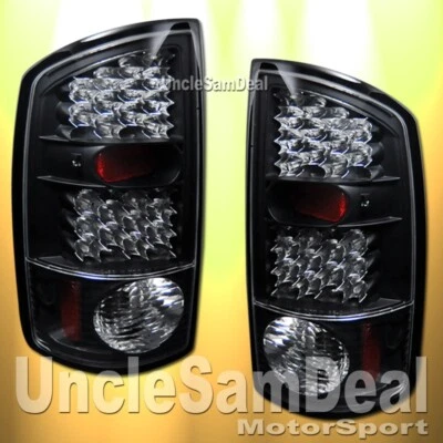 PAR DE LANTERNAS TRASEIRAS AJUSTE DIRETO CARCAÇA PRETA L.E.D.LED VERMELHO LEN TRANSPARENTE PARA DODGE RAM - Imagem 1 de 2