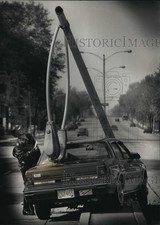 1989 Press Photo Police investigate car accident in the 4800 block of N 51st St