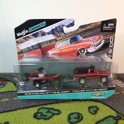 Chevrolet K5 Blazer MAISTO DESIGN TOW & GO '79 con bote de esquí fundido a presión 1:64  Foto 1 de 4