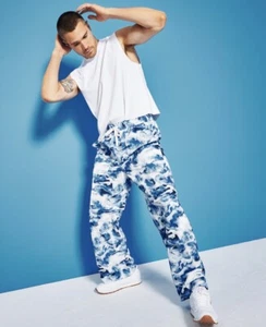 Royalty Maluma Herren Relaxed-Fit Wave-Print Convertible Utility Hose Blau Camouflage - Bild 1 von 4