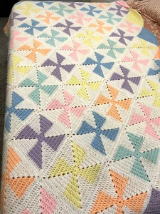 Gehäkelte Oma Decke Afghan Pastell Pinwheel Windmühle Muster 92x64 Bettüberwurf - Bild 1 von 4