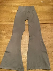 Free People Flare Leggings khakigrün Gr. M/L *NEU OHNE ETIKETT* - Bild 1 von 3