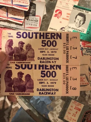 Винтажный лот из 46 гоночных билетов Nascar плюс дополнительные принадлежности Daytona 500 и т. д. - Изображение 1 из 4