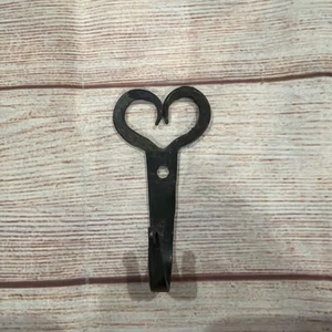 Gancio cuore ferro forgiato design primitivo nero porta cappotto fabbro vintage - Foto 1 di 5