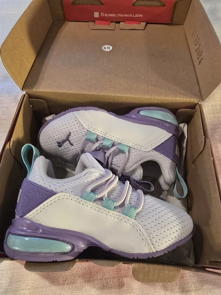 Sapato slip-on infantil menina tamanho 5 C Puma Axelion branco/lavanda lilás geada novo na caixa - Imagem 1 de 4