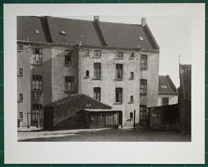 Albert Renger-Patzsch: Hinterhäuser an der Zinkhütte in Essen 1930 No. 56 von 75 - Bild 1 von 2