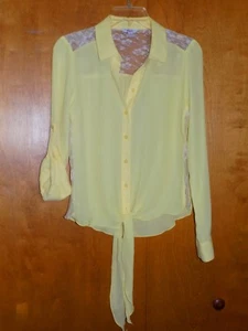 Blusa amarilla con inserciones de encaje blanco usada suavemente en talla M de Candie's - Imagen 1 de 4