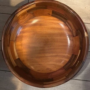 HUGE AMERICANA FOLK ANTIQUE HUGE WOODEN SALAD/SERVING BOWL GREAT CRAFTSMANSHIP - Picture 1 of 4