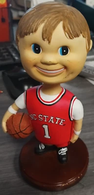 Cabeza de Bobblehead de Baloncesto del Estado de Carolina del Norte Foto 1 de 3