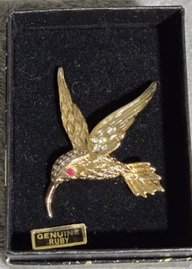 Vintage Kolibri Brosche Anstecknadel echt Rubin goldfarben Vogel Schmuck Geschenk verpackt - Bild 1 von 4